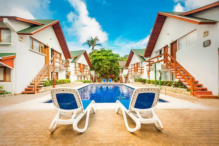 Resort con bungalows y piscina