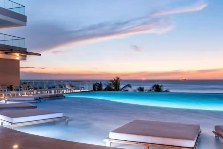 Piscina infinita al atardecer